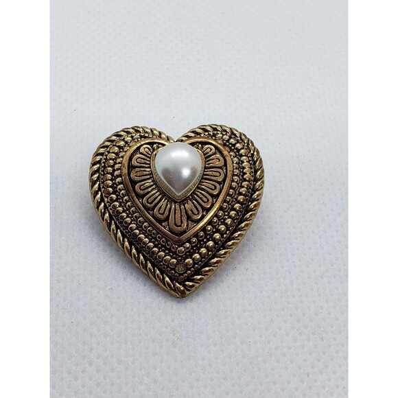 Vintage Made in Taiwan Gold Tone Heart With Faux Pearl Brooxh Pin - Picture 1 of 3